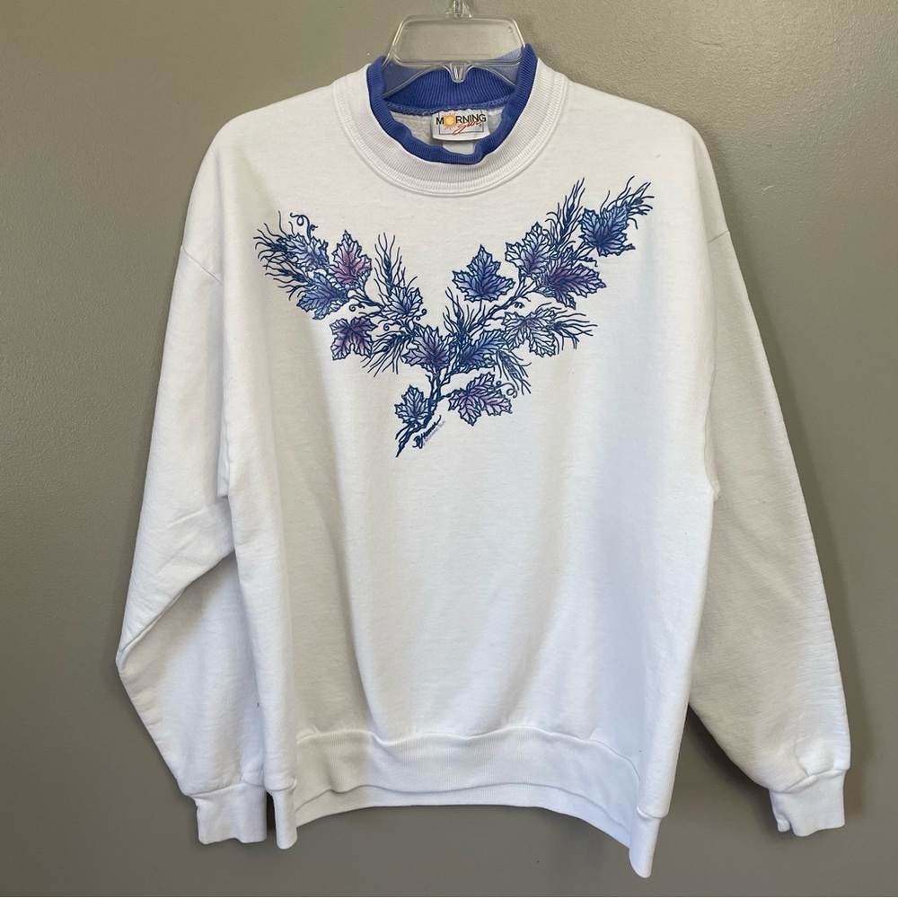 Vintage Morning Sun Large floral white purple blue puffed print grannycore